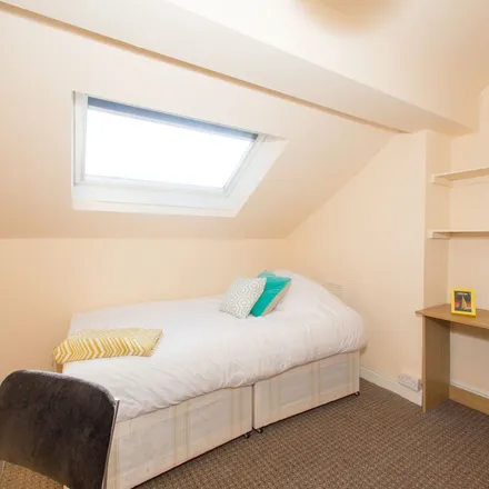 Rent this 1 bed townhouse on 39-91 Headingley Mount in Leeds, LS6 3EW