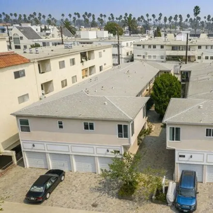 Buy this 24 bed house on 943 2nd St in Santa Monica, California
