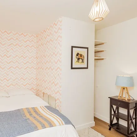 Rent this 2 bed apartment on 75019 Paris