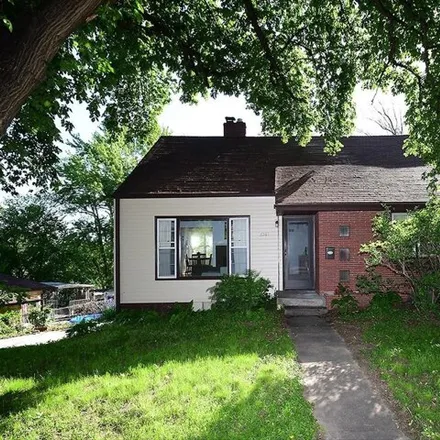 Buy this 4 bed house on 6937 North 34th Street in Omaha, NE 68112