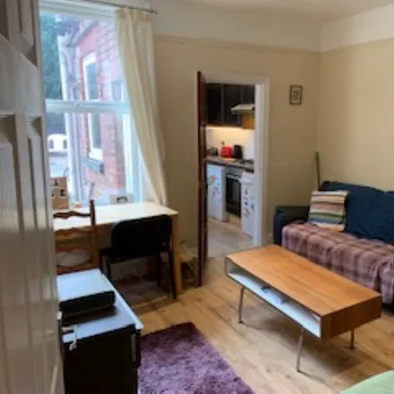 Rent this 5 bed townhouse on Sharrow Vale Road in Sheffield, S11 8ZE