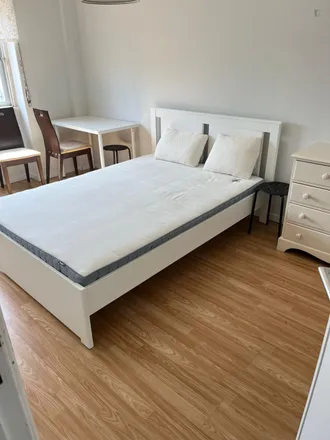 Rent this 4 bed room on Almeida in Avenida Professor Doutor Augusto Abreu Lopes 45 R/C, Lj Esq.
