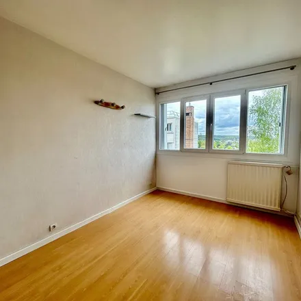 Rent this 4 bed apartment on 10 Résidence du Val in 91120 Palaiseau, France