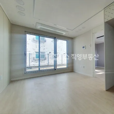 Rent this 2 bed apartment on 서울특별시 송파구 오금동 68-6