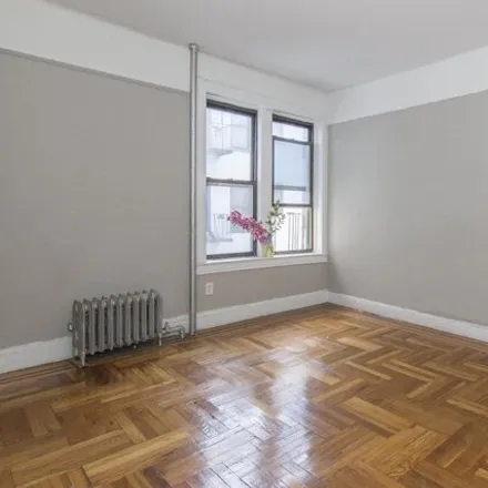 Image 1 - 27-11 23rd Avenue, New York, NY 11105, USA - House for rent
