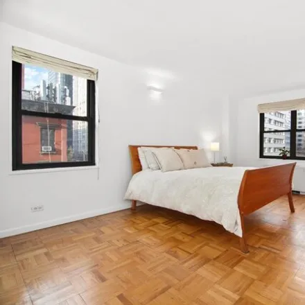 Image 7 - 301 East 69th Street, New York, NY 10021, USA - Apartment for sale