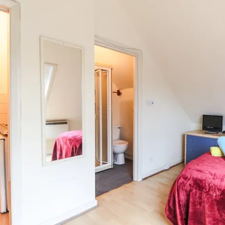 Rent this studio apartment on 10 Chatsworth Road in London, NW2 5QZ