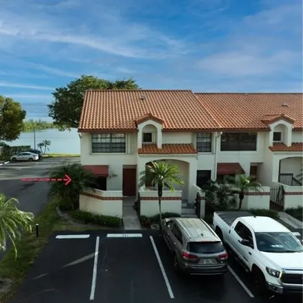 Buy this 3 bed condo on 141 Liberty Court in Lakeview, Deerfield Beach