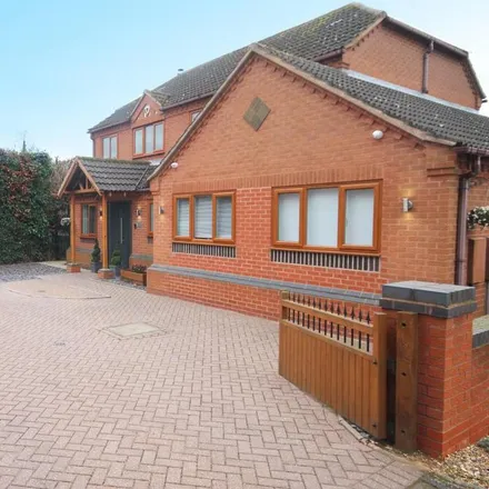 Rent this 5 bed house on Chatsworth in Coton Farm, B79 7SJ