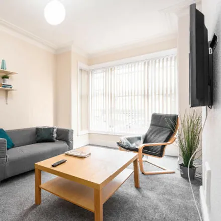 Rent this 5 bed room on 31-85 Headingley Avenue in Leeds, LS6 3EJ