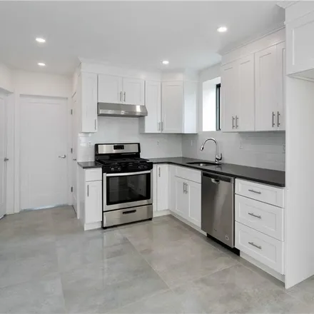 Image 6 - 158 Bay 49th Street, New York, NY 11214, USA - Townhouse for sale