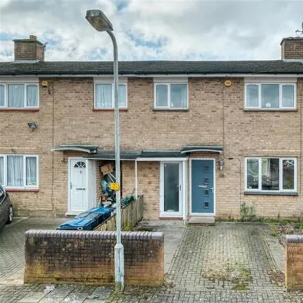 Buy this 3 bed townhouse on Tinmeadow Crescent in Rednal, B45 8TJ