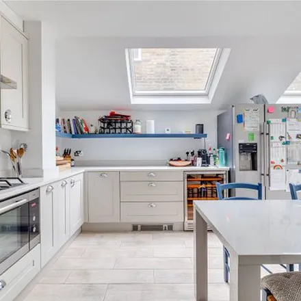 Rent this 4 bed townhouse on Petley Road in London, SW6 6LW