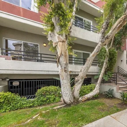 Image 2 - 13878 Moorpark Street, Los Angeles, CA 91423, USA - Townhouse for sale