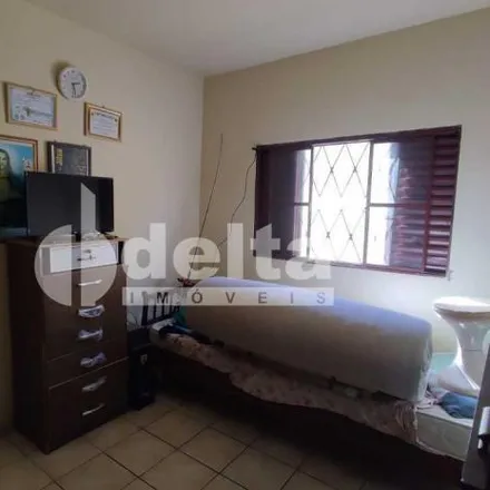 Buy this 3 bed house on Rua Ronan Manoel Pereira in Segismundo Pereira, Uberlândia - MG