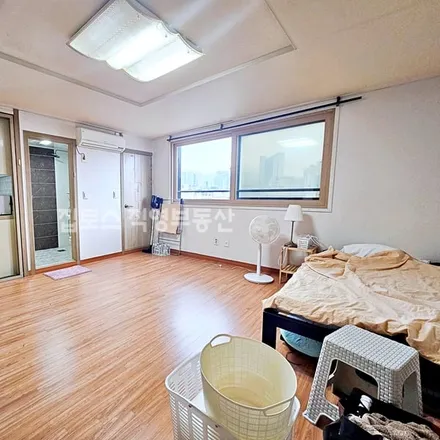 Rent this studio apartment on 서울특별시 관악구 신림동 1458-6