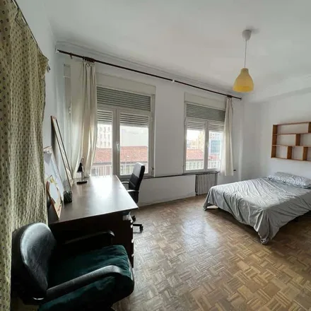 Rent this 5 bed room on Calle de Raimundo Fernández Villaverde in 3, 28003 Madrid