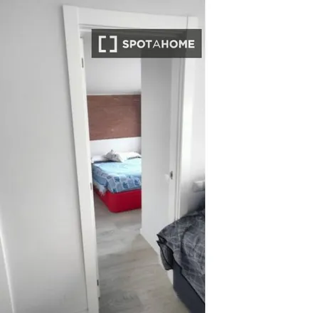 Rent this 2 bed room on Plaça de Milagros Consarnau i Sabaté in 08902 l'Hospitalet de Llobregat, Spain