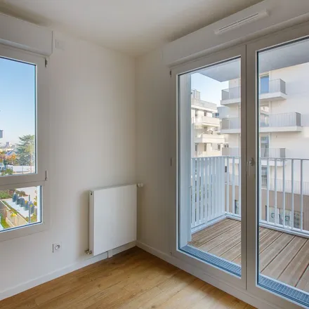 Rent this 3 bed apartment on 50 Avenue de la Châtaigneraie in 92500 Rueil-Malmaison, France
