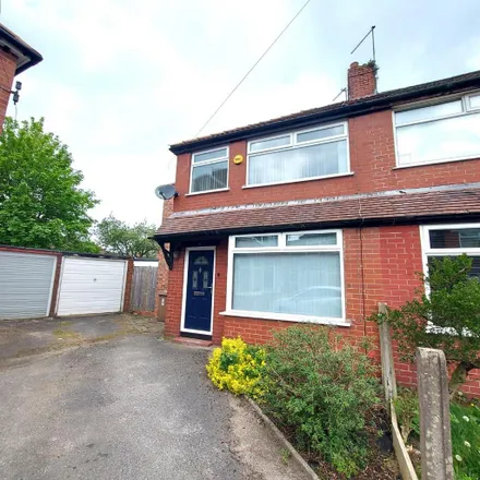 Rent this 3 bed townhouse on Oak Avenue in Middleton, M24 1DS