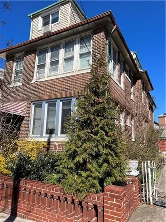 Image 2 - 57-19 64th Street, New York, NY 11378, USA - House for sale