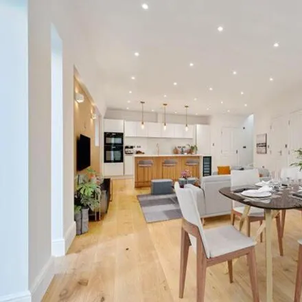 Image 5 - 18 The Grove, London, CR5 2BH, United Kingdom - Townhouse for sale