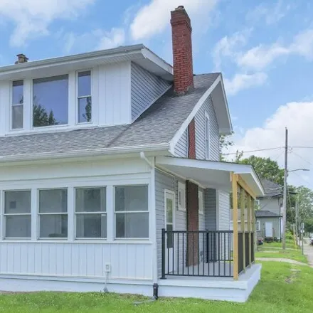 Buy this 2 bed house on 903 Newton Street in Columbus, OH 43205