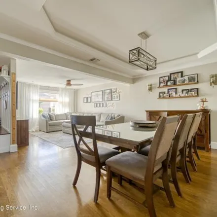 Image 6 - 37 Albourne Avenue East, New York, NY 10312, USA - House for sale