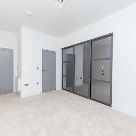 Rent this 2 bed apartment on Rosemont Road in London, W3 9JS