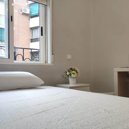 Rent this 5 bed room on Calle de Venancio Martín in 1, 28038 Madrid
