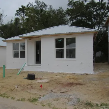 Buy this 2 bed house on 606 Valparaiso Parkway in Valparaiso, Okaloosa County