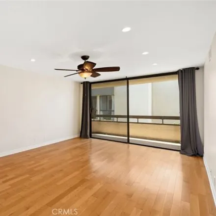 Image 4 - 5858 West 8th Street, Los Angeles, CA 90036, USA - Condo for sale