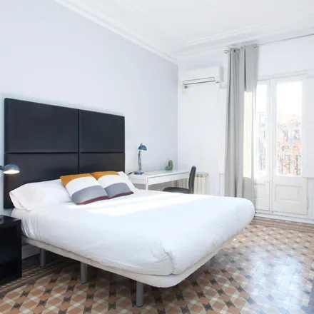 Rent this 2 bed apartment on Banc Sabadell in Gran Via de les Corts Catalanes, 549