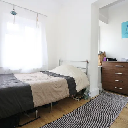 Rent this 5 bed room on 13 Duncan Grove in London, W3 7NN