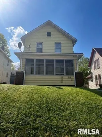 Buy this studio house on 7th Avenue in Moline, IL 61299