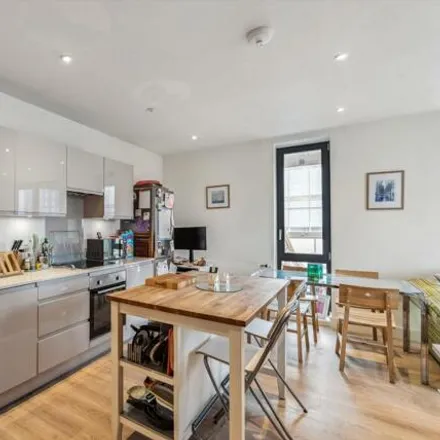 Image 5 - Sailors House, 16 Deauville Close, London, E14 0JT, United Kingdom - Apartment for sale