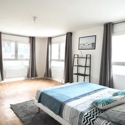 Rent this 4 bed room on Dalle Vitruve in Rue de Srebrenica, 75020 Paris