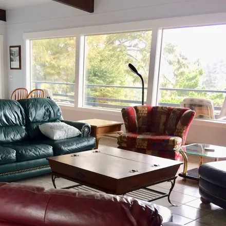 Rent this 7 bed house on Yachats