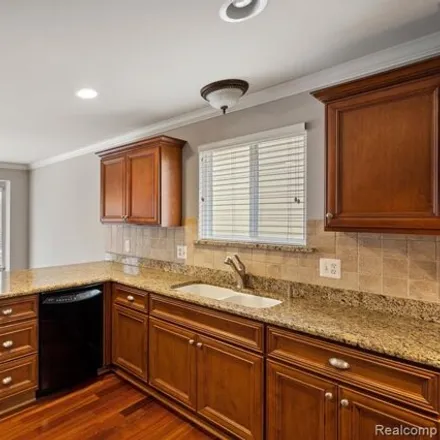Image 4 - 53714 Pine Creek Court, Shelby Charter Township, MI 48316, USA - Condo for sale
