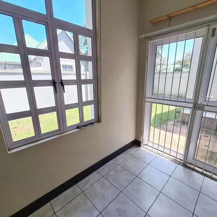 Image 2 - Chicken Licken, Oppenheimer Road, Athlone Park, Umbogintwini, South Africa - Apartment for rent