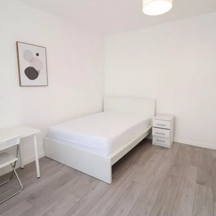 Rent this 6 bed apartment on Victoria Avenue in London, TW3 3ST