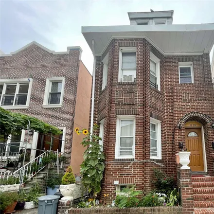 Buy this 4 bed townhouse on 1805 Mulford Avenue in New York, NY 10461