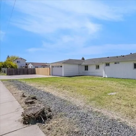 Image 2 - 1994 16th Street, Olivehurst, CA 95961, USA - House for sale