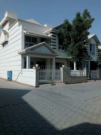 Rent this 4 bed house on Vyapam in Link Road 1, Bhopal District