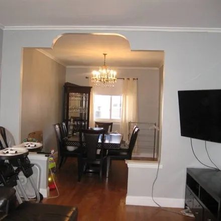 Image 7 - 2722 Lurting Avenue, New York, NY 10469, USA - House for sale