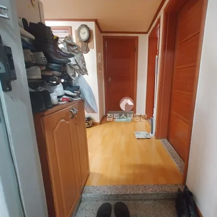 Rent this 3 bed apartment on 서울특별시 송파구 잠실동 299-7