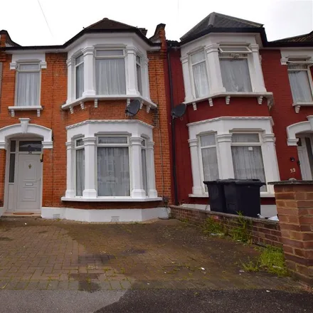 Rent this 3 bed townhouse on Holmwood Road in Seven Kings, London