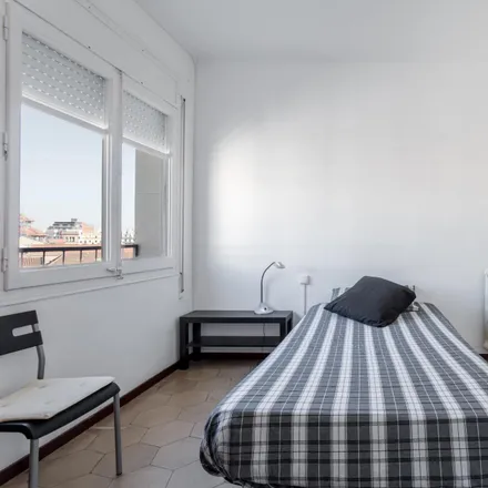 Rent this 3 bed room on Carrer de Viladomat in 267 B, 08029 Barcelona