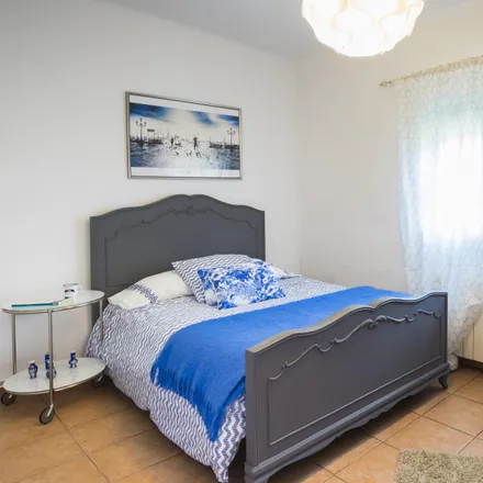 Rent this 3 bed room on Carrer de Saldes in 7, 08001 Barcelona