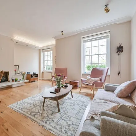 Rent this 4 bed apartment on The American School in London in 1 Waverley Place, London